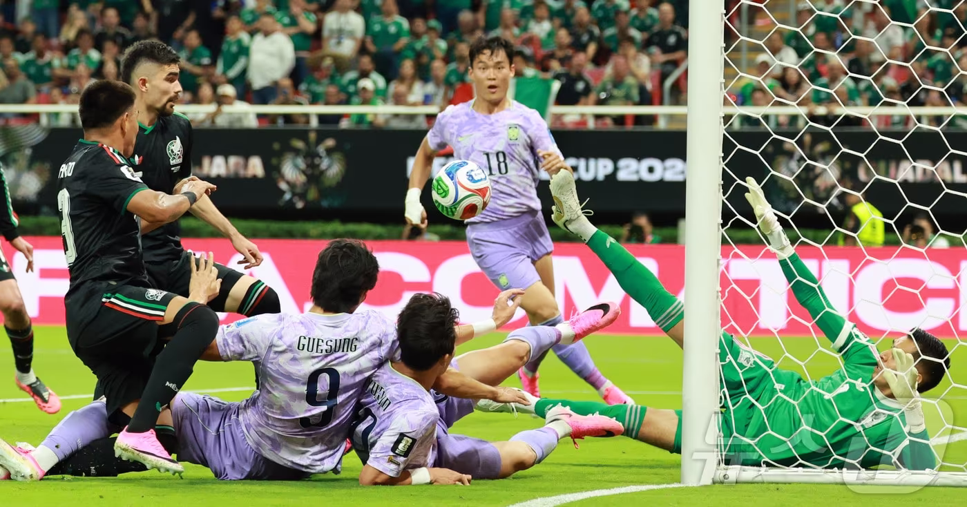 본문 이미지 - 대한민국 축구국가대표팀 조규성이 18일(현지시간) 멕시코 과달라하라 스타디움에서 열린 2026 북중미 월드컵 A조 조별리그 2차전 대한민국과 멕시코의 경기에서 헤더를 하고 있다. 2026.6.19 ⓒ 뉴스1 임세영 기자