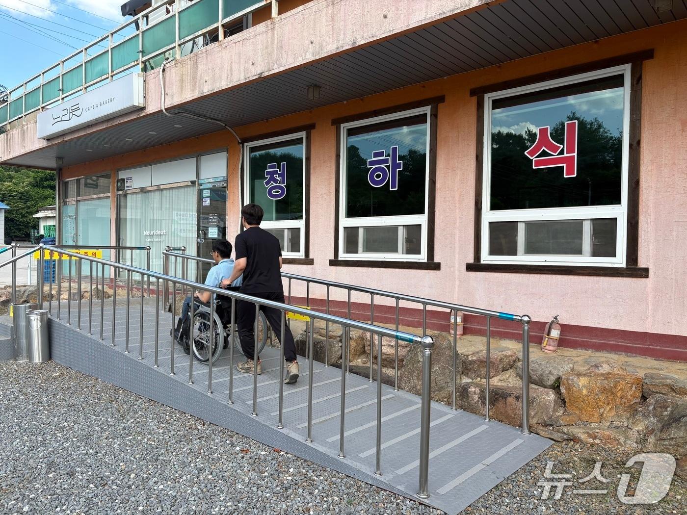 본문 이미지 - 전북 진안군이 '장애인의 이동권 보장을 위한 장애물 없는 세상 확대' 사업이 교통약자들의 이동권 보장에 실질적인 성과를 거두고 있다.(진안군제공. 재판매 및 DB금지)2026.6.19/뉴스1