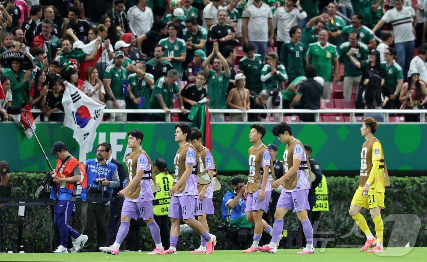 본문 이미지 - 대한민국 축구국가대표팀 선수들이 18일(현지시간) 멕시코 과달라하라 스타디움에서 열린 2026 북중미 월드컵 A조 조별리그 2차전 대한민국과 멕시코의 경기에서 0-1로 패배한 후 그라운드를 돌고 있다. 2026.6.19 ⓒ 뉴스1 박지혜 기자