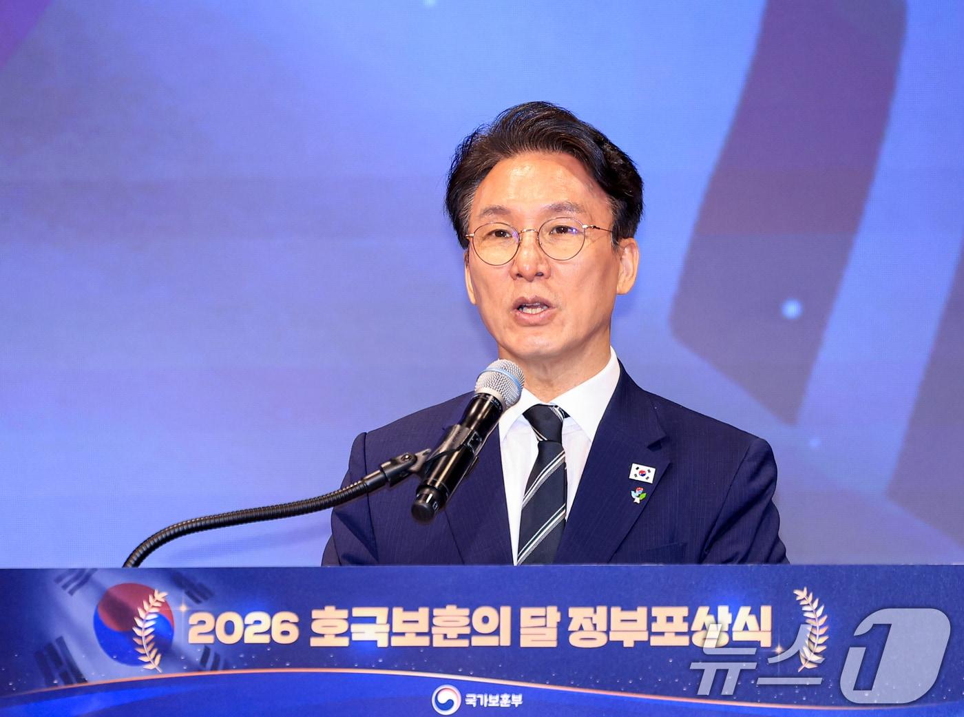 본문 이미지 - 김민석 국무총리가 19일 서울 용산구 전쟁기념관 피스앤파크 컨벤션에서 열린 2026년 호국보훈의 달 정부포상식에서 축사를 하고 있다. 2026.6.19 ⓒ 뉴스1 이호윤 기자
