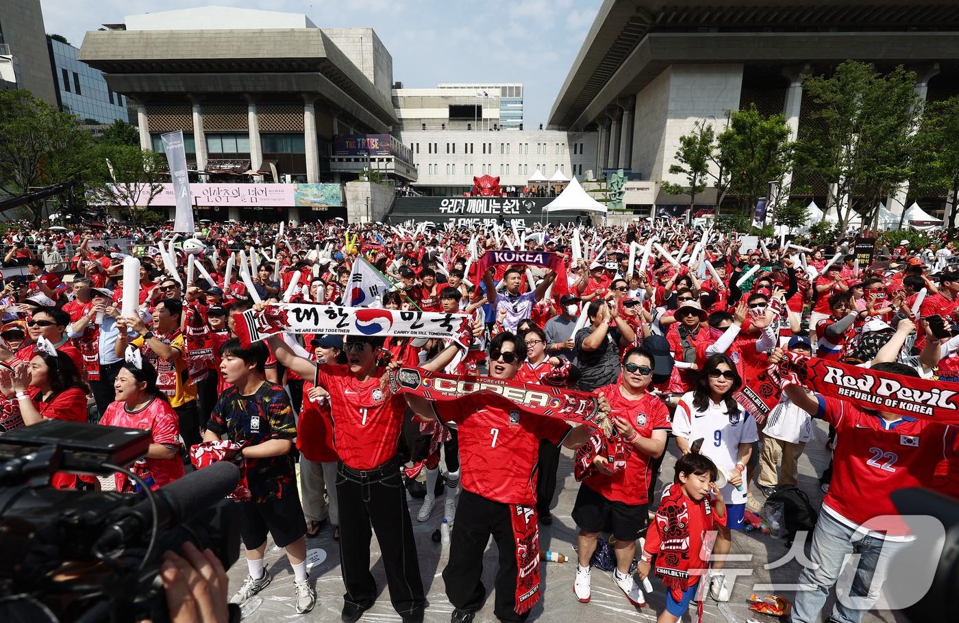 본문 이미지 - 축구국가대표팀 공식 서포터즈 붉은악마를 비롯한 시민들이 19일 오전 서울 종로구 광화문광장에서 2026 북중미월드컵 A조 조별리그 2차전 대한민국과 멕시코의 경기를 화면으로 지켜보며 거리 응원을 펼치고 있다. 2026.6.19 ⓒ 뉴스1 김민지 기자