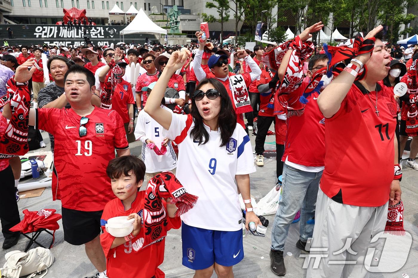 본문 이미지 - 축구국가대표팀 공식 서포터즈 붉은악마를 비롯한 시민들이 지난 19일 오전 서울 종로구 광화문광장에서 2026 북중미월드컵 A조 조별리그 2차전 대한민국과 멕시코의 경기를 화면으로 지켜보며 거리 응원을 펼치고 있다.ⓒ 뉴스1 김민지 기자