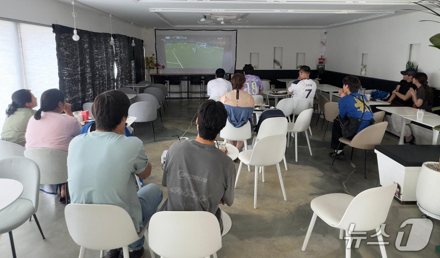 본문 이미지 - 19일 오전 10시께 울산 동구 방어동의 한 카페엔 대형 스크린 앞에 축구팬 10여명이 한국과 멕시코 경기를 보고 있다.2026.06.19.ⓒ 뉴스1 김세은 기자