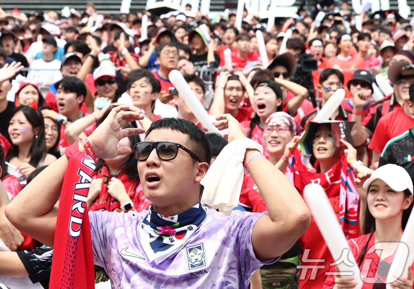 본문 이미지 - 축구국가대표팀 공식 서포터즈 붉은악마를 비롯한 시민들이 19일 오전 서울 종로구 광화문광장에서 2026 북중미월드컵 A조 조별리그 2차전 대한민국과 멕시코의 경기를 지켜보며 거리응원을 펼치던 중 멕시코 루이스 로모의 선제골에 아쉬워하고 있다. 2026.6.19 ⓒ 뉴스1 김민지 기자