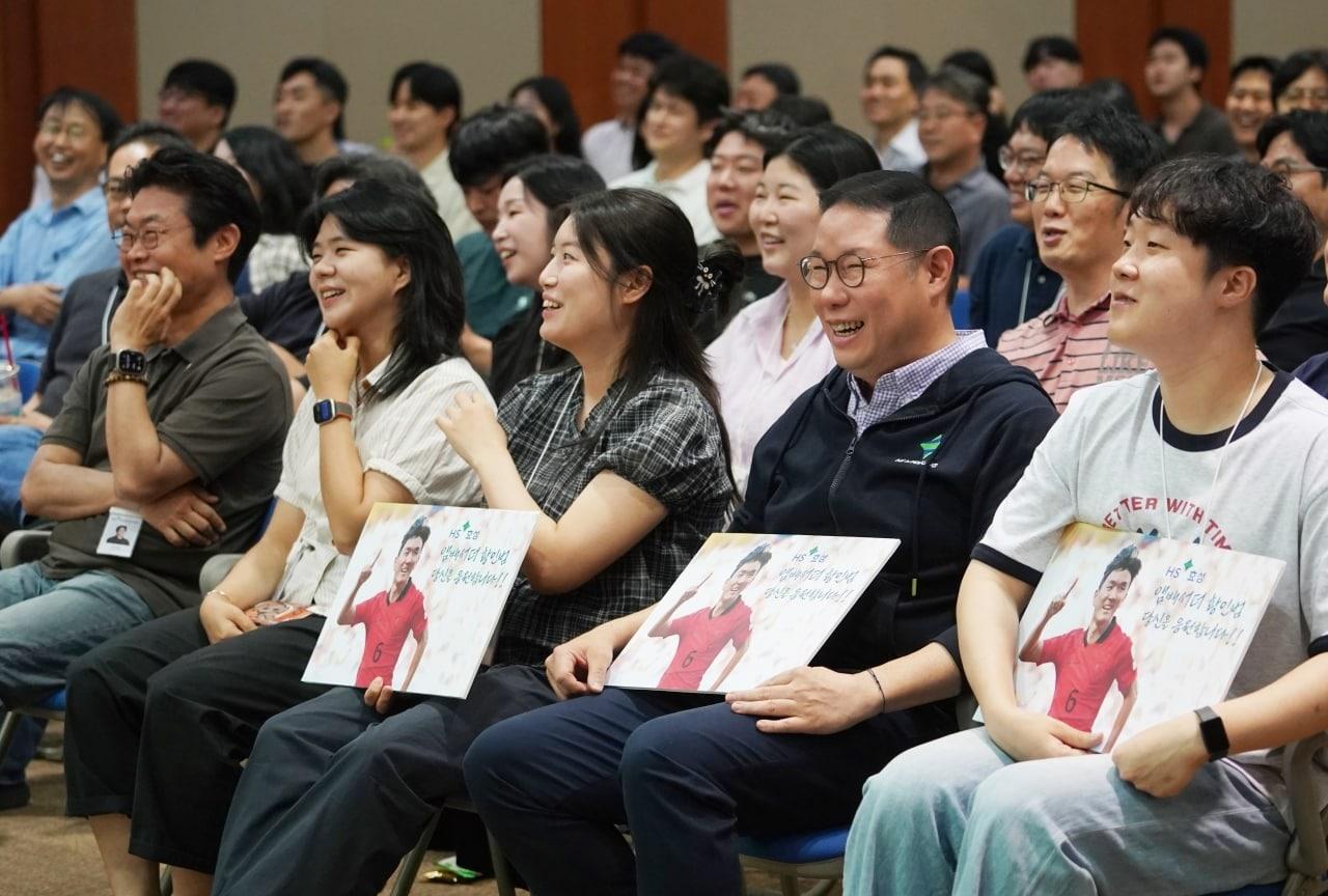 본문 이미지 - 조현상 HS효성 부회장이 임직원들과 함께 월드컵 응원을 하고 있다. (HS효성 제공)