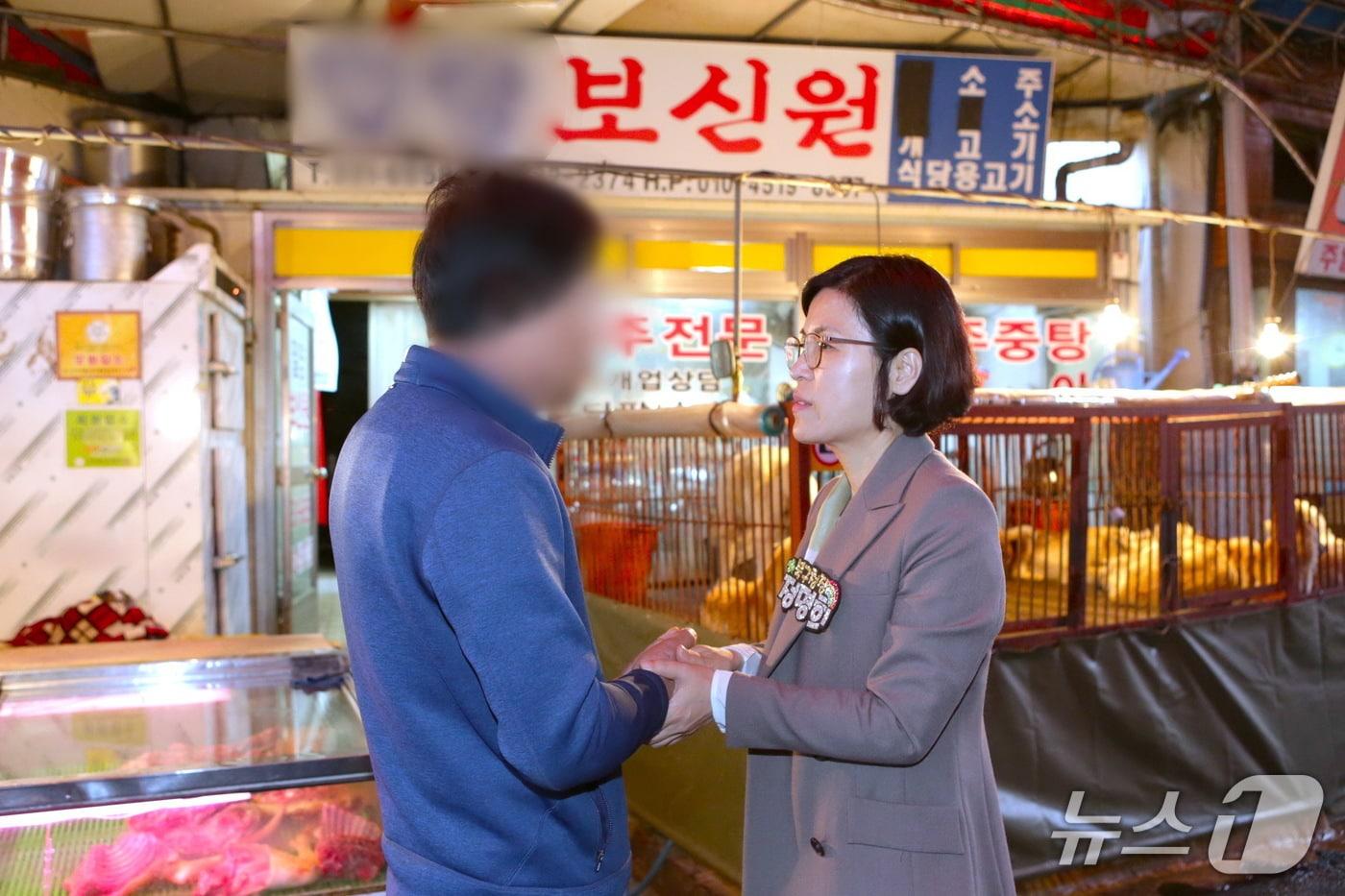 본문 이미지 - 2018년 구포개시장을 찾은 정명희 북구청장이 상인과 대화를 나누고 있다.(북구 인수위 제공. 재판매 및 DB금지)