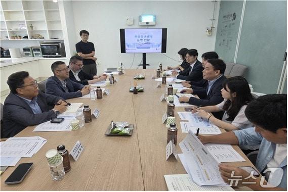 본문 이미지 - 전재수 부산시장 당선인의 인수위원회인 '다시 뛰는 부산 위원회'가 부산청년센터를 방문해 관계자의 설명을 듣고 있다.(인수위 제공. 재판매 및 DB금지)