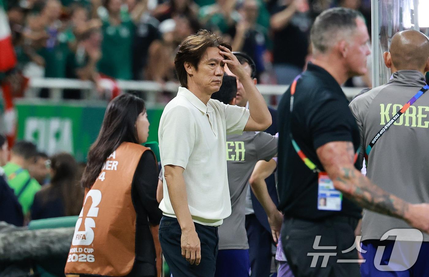 본문 이미지 - 홍명보 대한민국 축구국가대표팀 감독이 18일(현지시간) 멕시코 할리스코주 사포판 과달라하라 스타디움에서 열린 2026 북중미 월드컵 A조 조별리그 2차전 대한민국과 멕시코의 경기를 마치고 아쉬워하고 있다. 2026.6.19 ⓒ 뉴스1 임세영 기자