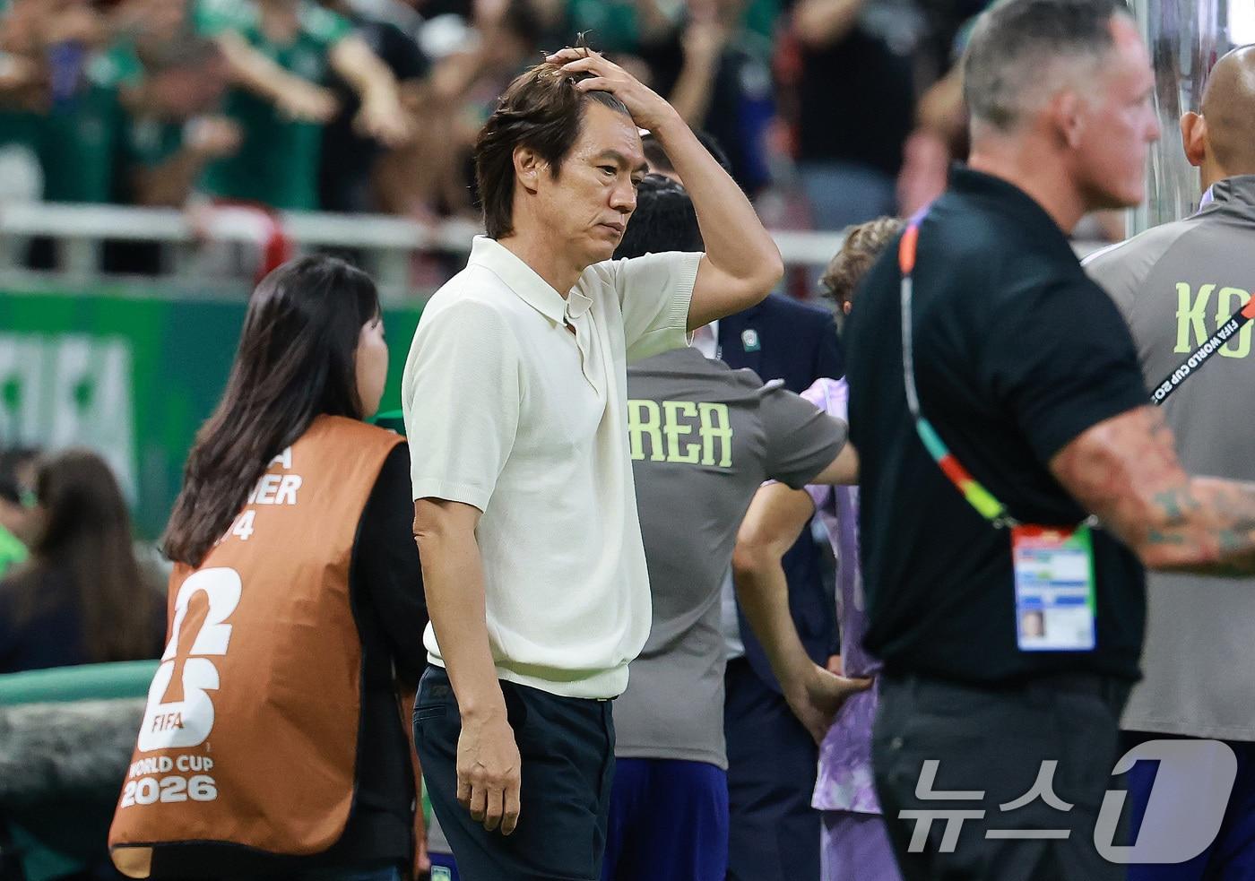 본문 이미지 - 홍명보 대한민국 축구국가대표팀 감독이 18일(현지시간) 멕시코 할리스코주 사포판 과달라하라 스타디움에서 2026 북중미 월드컵 A조 조별리그 2차전 대한민국과 멕시코의 경기를 마치고 아쉬워하고 있다. 이날 경기는 대한민국이 멕시코를 상대로 0-1로 패했다. 2026.6.19 ⓒ 뉴스1 임세영 기자