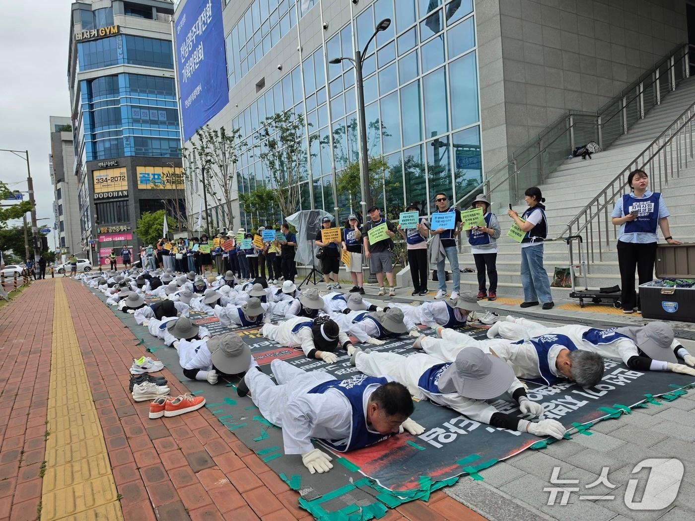 본문 이미지 - 전남·광주 장애인부모연대 회원들이 19일 나주시 빛가람혁신도시 민형배 통합시장 당선인 인수위원회 앞에서 발달장애인 돌봄 지원 확대를 촉구하며 오체투지하고 있다.(광주장애인차별철폐연대 제공. 재판매 및 DB 금지) 2026.6.1/뉴스1