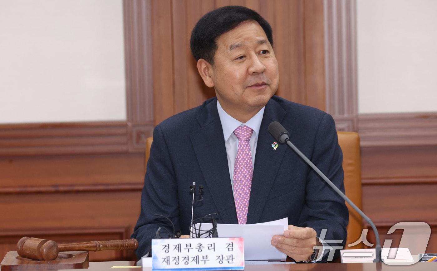 본문 이미지 - 구윤철 경제부총리 겸 재정경제부 장관이 19일 오후 서울 종로구 세종대로 정부서울청사에서 열린 공공기관운영위원회에서 모두 발언을 하고 있다. 2026.6.19 ⓒ 뉴스1 김명섭 기자