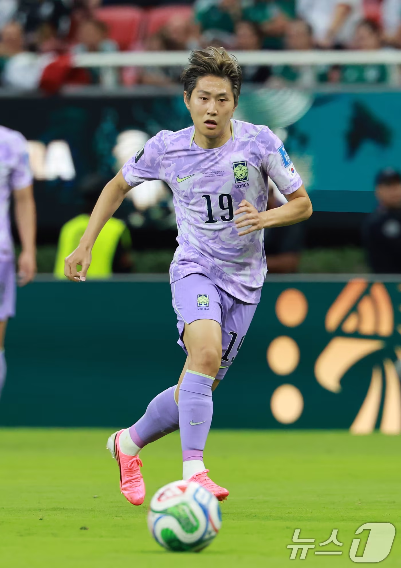 본문 이미지 - 대한민국 축구국가대표팀 이강인이 18일(현지시간) 멕시코 할리스코주 사포판 과달라하라 스타디움에서 열린 2026 북중미 월드컵 A조 조별리그 2차전 대한민국과 멕시코의 경기에서 패스를 하고 있다. 이날 경기는 대한민국이 멕시코를 상대로 0-1로 패했다. 2026.6.19 ⓒ 뉴스1 임세영 기자