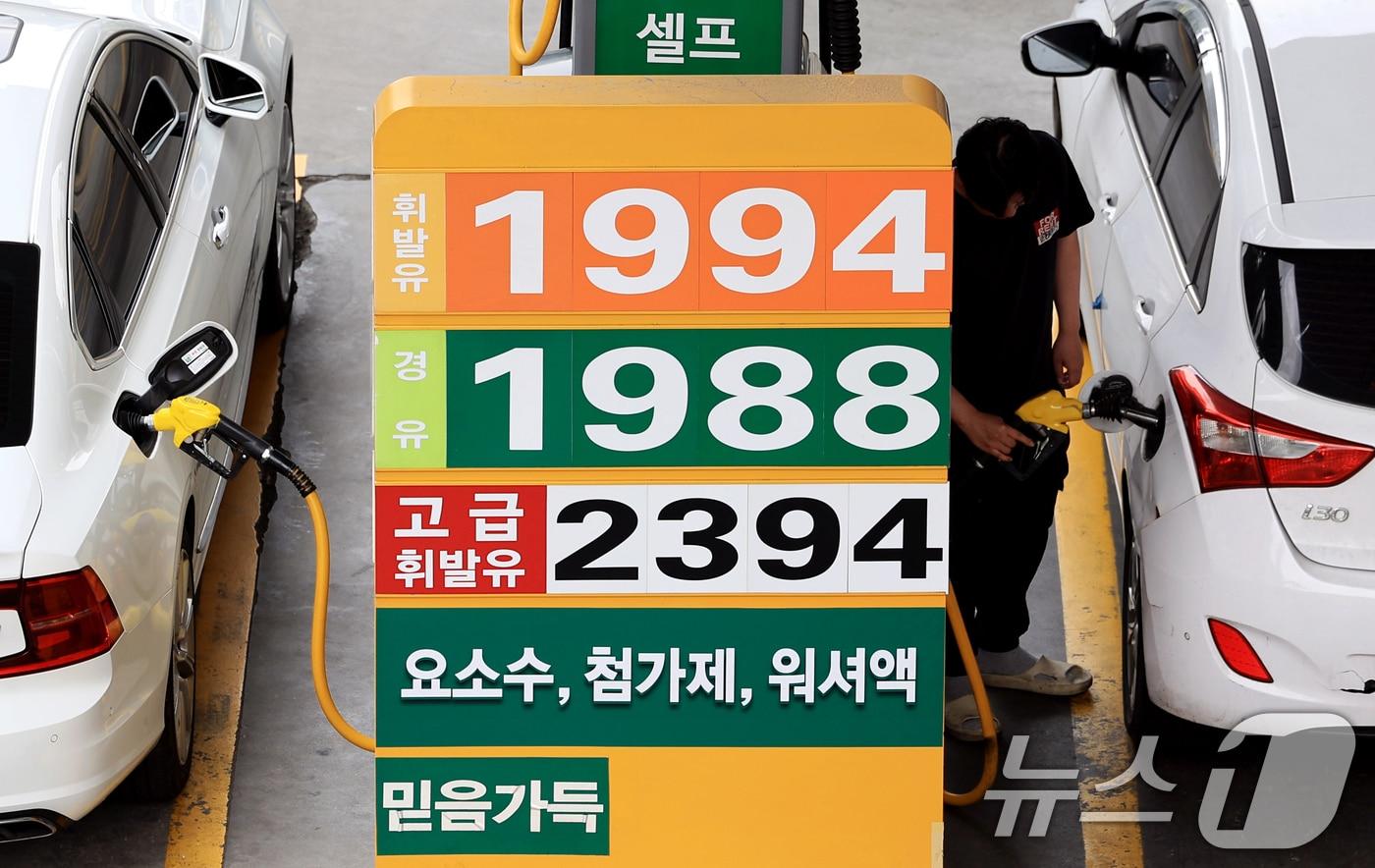 본문 이미지 - 지난 19일 서울 시내의 한 주유소에 유가가 표시돼 있다. 2026.6.19 ⓒ 뉴스1 이호윤 기자