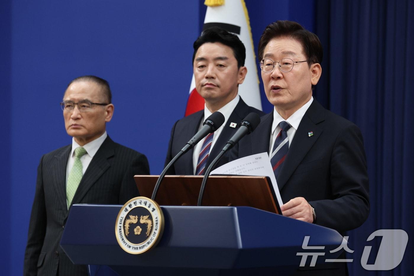본문 이미지 - 이재명 대통령이 지난 6월 청와대 춘추관에서 유럽·G7 순방 결과를 브리핑하고 있다. 오른쪽부터 이 대통령, 강훈식 비서실장, 위성락 국가안보실장. 2026.6.19 ⓒ 뉴스1 이재명 기자