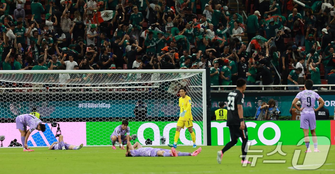 본문 이미지 - 대한민국 축구국가대표팀 선수들이 18일(현지시간) 멕시코 과달라하라 스타디움에서 열린 2026 북중미 월드컵 A조 조별리그 2차전 대한민국과 멕시코의 경기를 마치고 아쉬워하고 있다. 이날 경기는 대한민국 멕시코를 상대로 0-1로 패배했다. 2026.6.19 ⓒ 뉴스1 임세영 기자