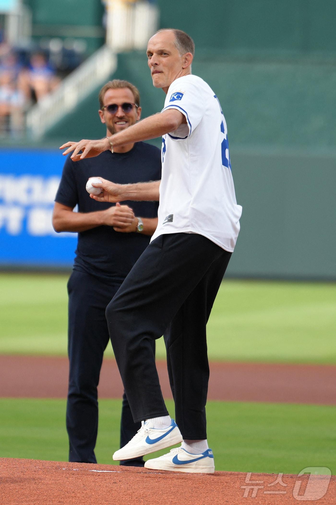 본문 이미지 - MLB 캔자스시티 홈경기에서 시구한 잉글랜드 축구대표팀 토마스 투헬 감독. 뒤에는 잉글랜드 공격수 해리 케인이 서 있다. ⓒ AFP=뉴스1