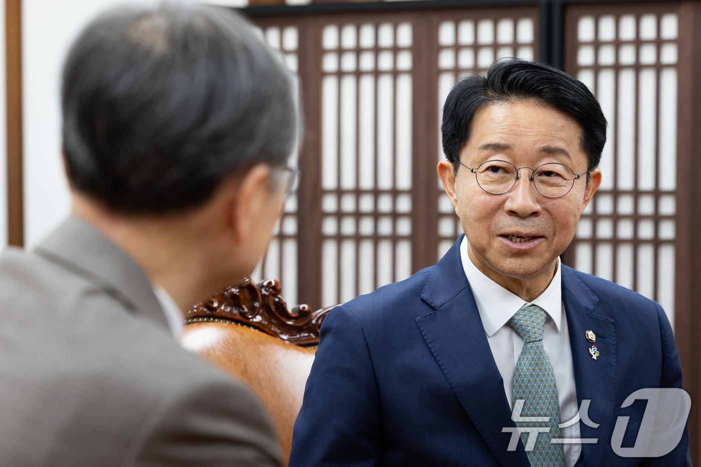 본문 이미지 - 조정식 국회의장이 19일 서울 여의도 국회에서 조현 외교부 장관을 접견, 인사말을 하고 있다. 2026.6.19 ⓒ 뉴스1 유승관 기자