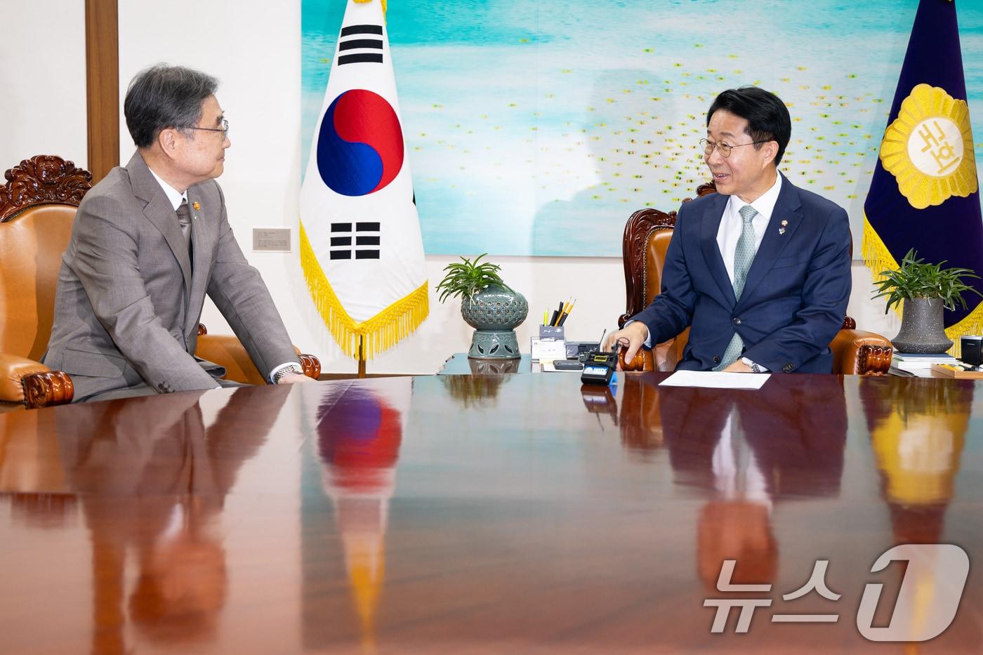 본문 이미지 - 조정식 국회의장이 19일 서울 여의도 국회에서 조현 외교부 장관을 접견, 인사말을 하고 있다. 2026.6.19 ⓒ 뉴스1 유승관 기자