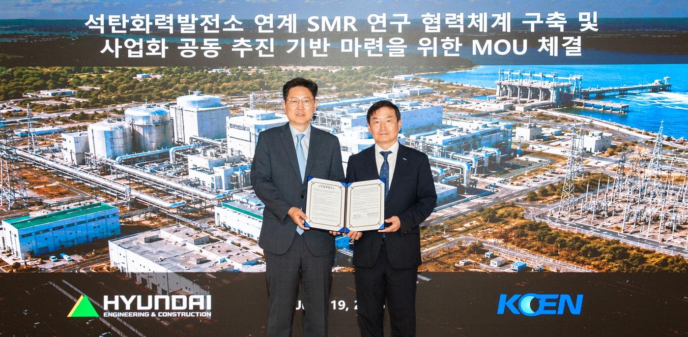 본문 이미지 - 최영 현대건설 뉴에너지사업부장(왼쪽)과 이영기 한국남동발전 안전기술부사장(오른쪽)이 업무협약 체결 후 기념사진을 촬영하고 있다.(현대건설 제공)   뉴스1 ⓒ News1     