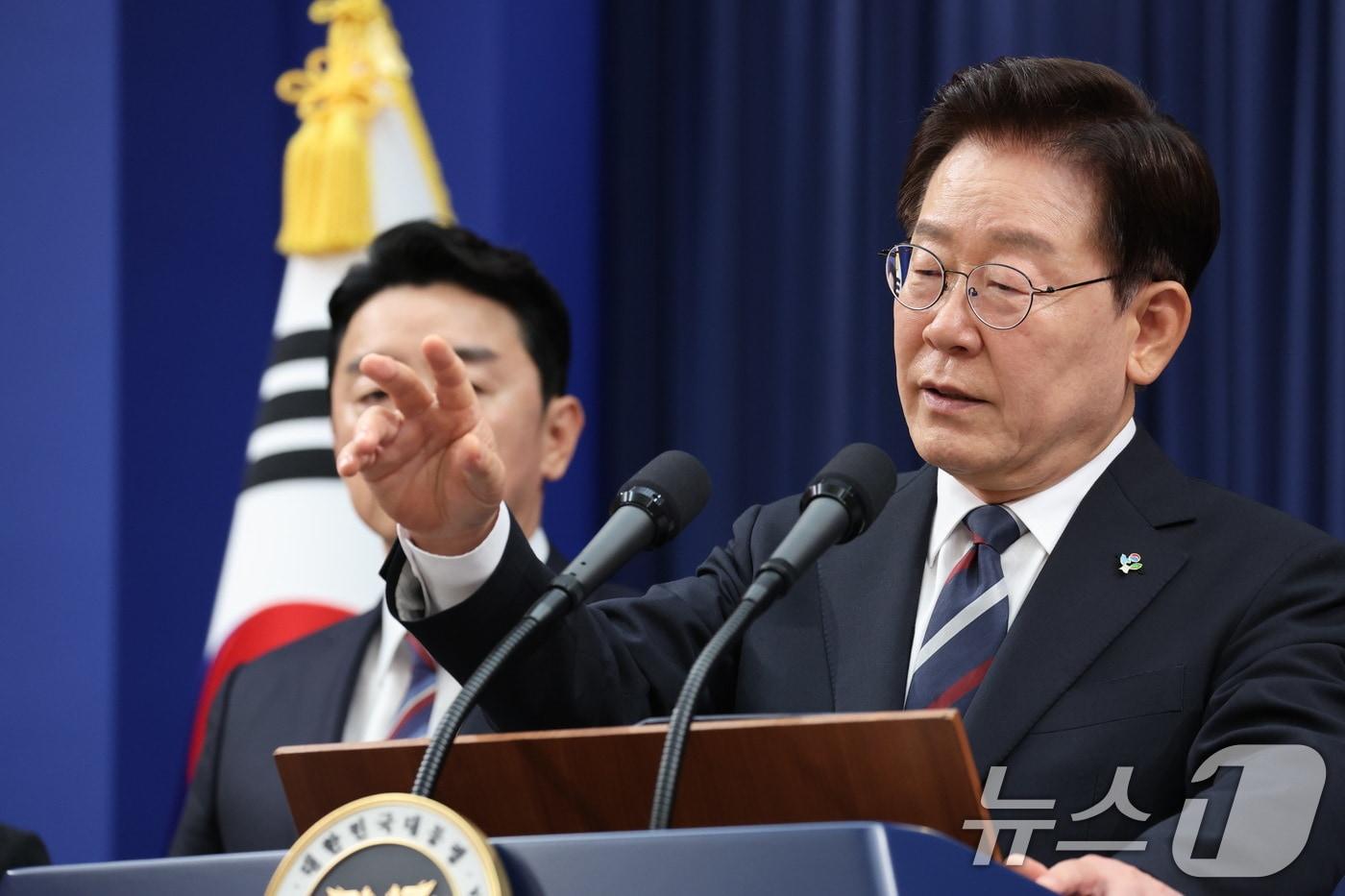 본문 이미지 - 이재명 대통령이 19일 청와대 춘추관에서 열린 유럽·G7 순방 결과 브리핑에서 취재진 질문에 답변하고 있다. 2026.6.19 ⓒ 뉴스1 이재명 기자