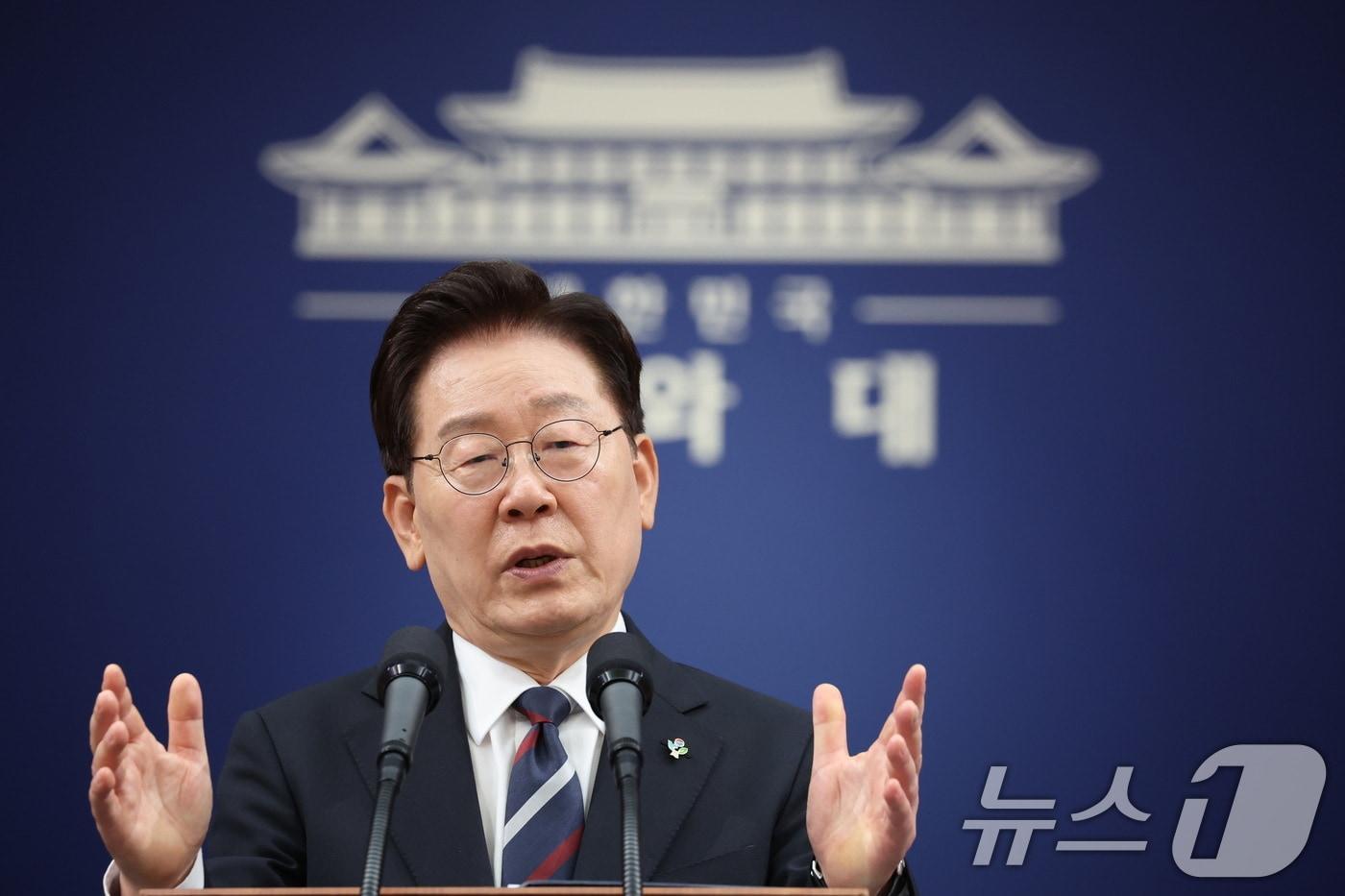 본문 이미지 - 이재명 대통령이 19일 청와대 춘추관에서 열린 유럽·G7 순방 결과 브리핑에서 취재진 질문을 받고 있다. 2026.6.19 ⓒ 뉴스1 이재명 기자