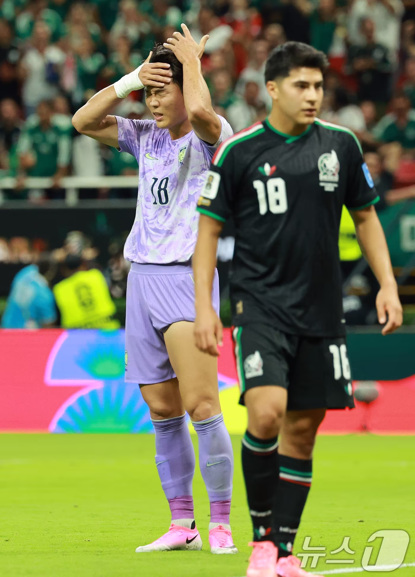 본문 이미지 - 대한민국 축구국가대표팀 오현규가 18일(현지시간) 멕시코 할리스코주 사포판 과달라하라 스타디움에서 열린 2026 북중미 월드컵 A조 조별리그 2차전 대한민국과 멕시코의 경기에서 아쉬워하고 있다. 이날 경기는 대한민국이 멕시코를 상대로 0-1로 패했다. 2026.6.19 ⓒ 뉴스1 임세영 기자