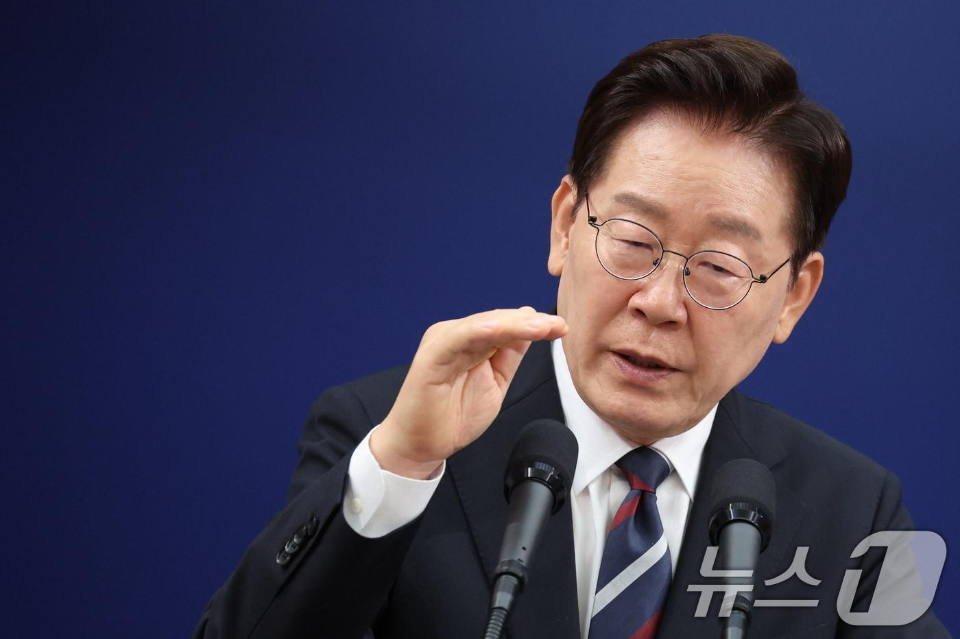 본문 이미지 - 이재명 대통령이 19일 청와대 춘추관에서 열린 유럽·G7 순방 결과 브리핑에서 취재진 질문에 답변하고 있다. 2026.6.19 ⓒ 뉴스1 이재명 기자
