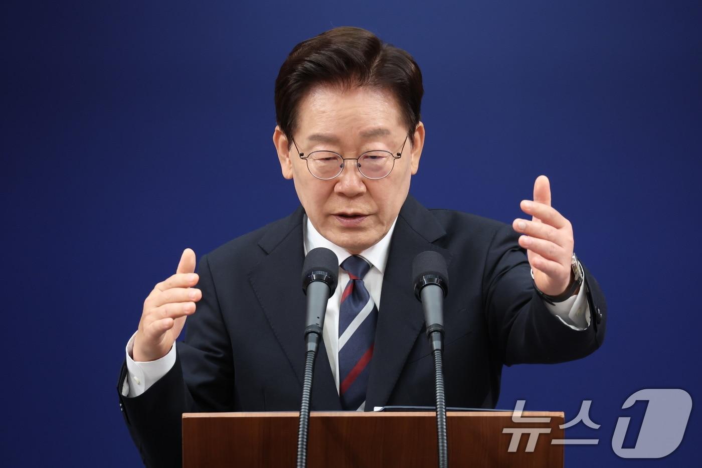 본문 이미지 - 이재명 대통령이 19일 청와대 춘추관에서 열린 유럽·G7 순방 결과 브리핑에서 취재진 질문에 답변하고 있다. 2026.6.19 ⓒ 뉴스1 이재명 기자