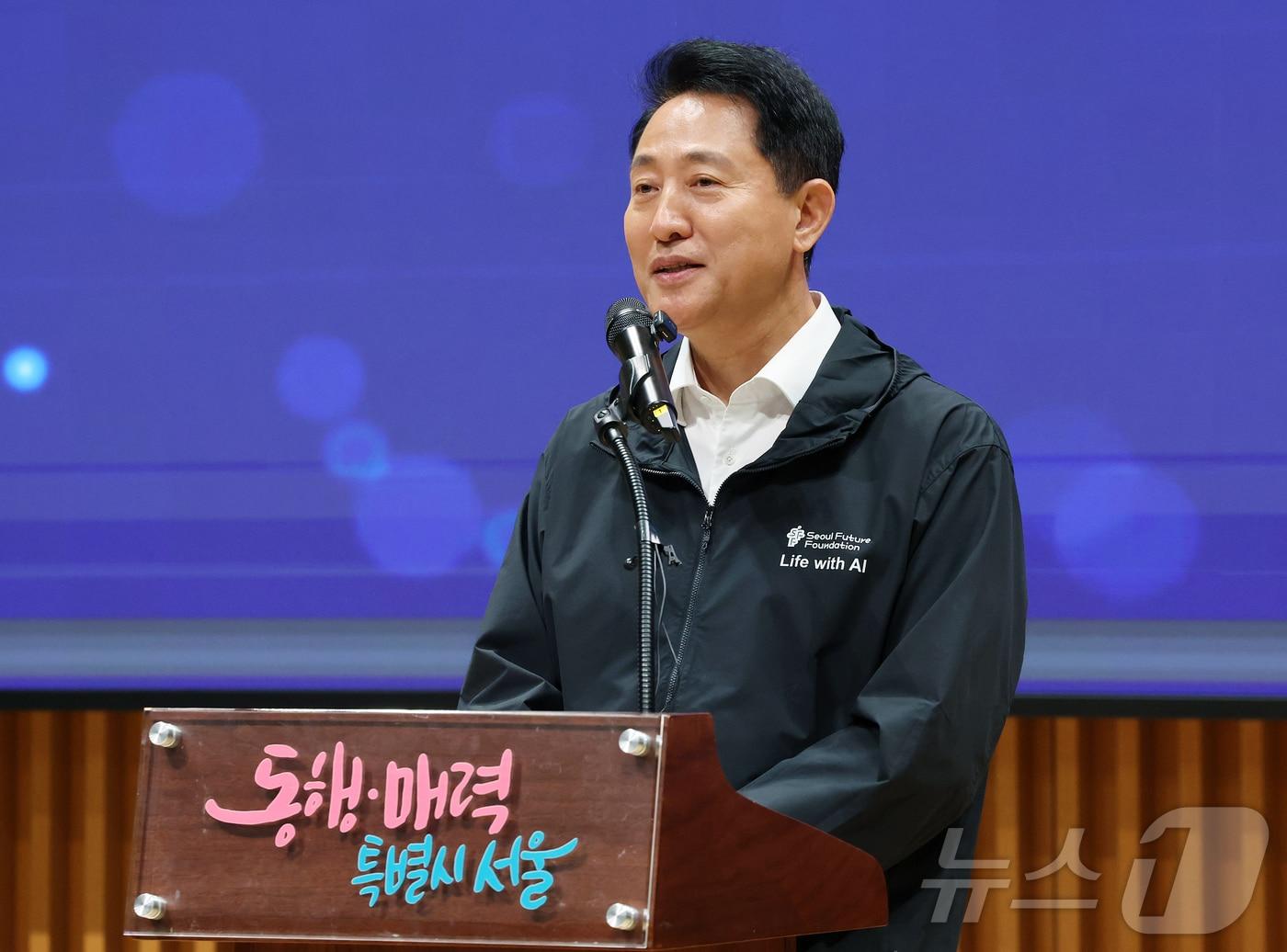 본문 이미지 - 오세훈 서울시장이 19일 오후 서울 중구 서울시청 다목적홀에서 열린 ‘AI서울테크 연구지원사업 연구생 증서수여식’에 참석해 축사를 하고 있다. 2026.6.19 ⓒ 뉴스1 김진환 기자