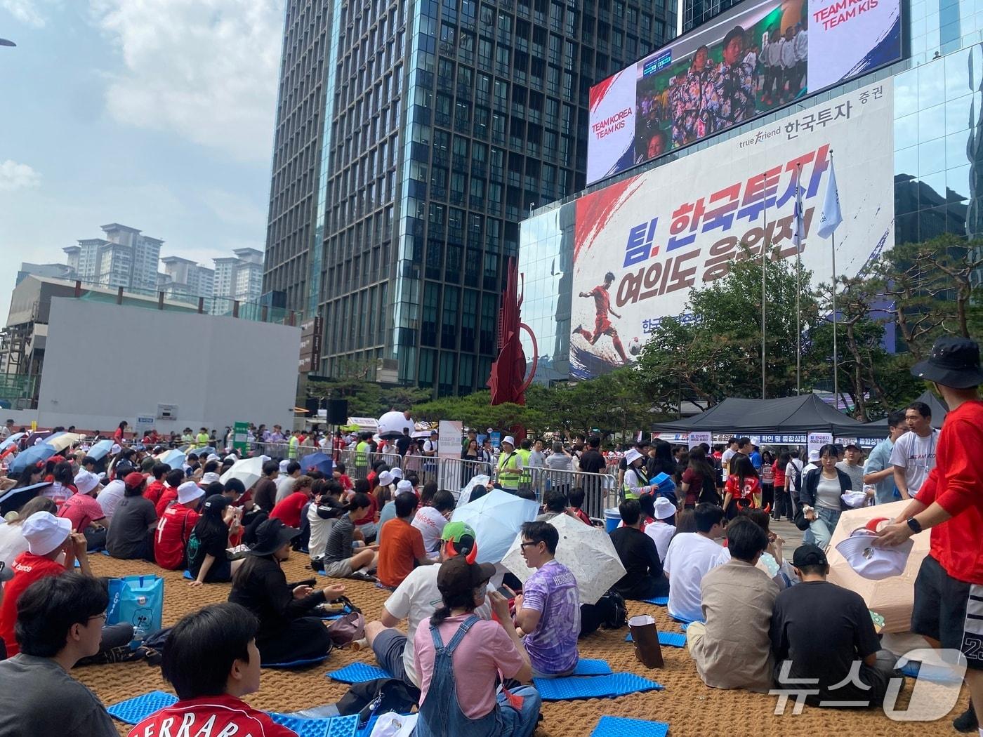 본문 이미지 - 19일 서울 여의도 한국투자증권 본사 앞에서 열린 2026 FIFA 북중미 월드컵 대한민국 국가대표팀 거리응원 행사에서 시민들이 경기를 관람 중이다.2026.6.12 ⓒ 뉴스1 한수민 수습기자