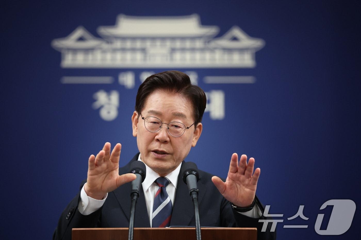 본문 이미지 - 이재명 대통령이 19일 청와대 춘추관에서 열린 유럽·G7 순방 결과 브리핑에서 취재진 질문에 답변하고 있다. 2026.6.19 ⓒ 뉴스1 이재명 기자