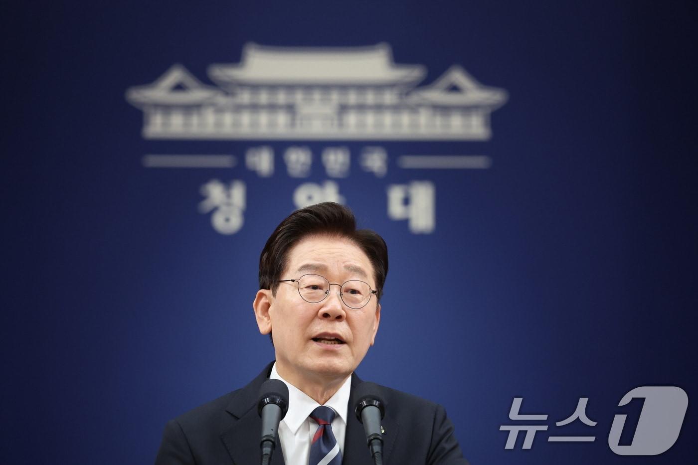 본문 이미지 - 이재명 대통령이 19일 청와대 춘추관에서 열린 유럽·G7 순방 결과 브리핑에서 취재진 질문에 답변하고 있다. 2026.6.19 ⓒ 뉴스1 이재명 기자