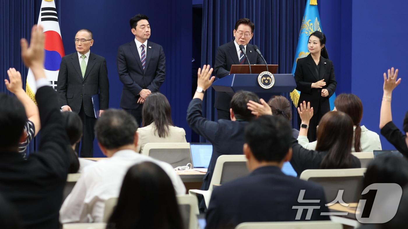 본문 이미지 - 이재명 대통령이 19일 청와대 춘추관에서 열린 유럽·G7 순방 결과 브리핑에서 취재진 질문을 받고 있다. 2026.6.19' ⓒ 뉴스1 이재명 기자