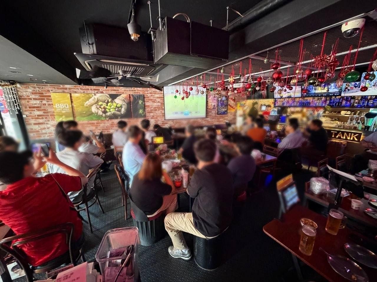 본문 이미지 - 6월 19일 오전 BBQ 홍대반가점에서 월드컵 멕시코전을 맞아 치킨을 먹으며 단체관람을 즐기고 있다.(제너시스BBQ 그룹 제공)