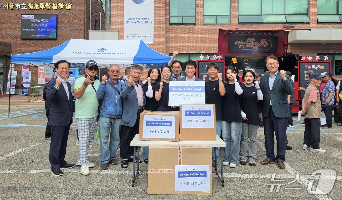 본문 이미지 - 국가보훈부 서울지방보훈청은 6월 호국보훈의 달을 맞아 지난 18일 티앤씨재단과 함께 서울시립상이군경복지관에서 상이군경들을 위한 푸드트럭을 운영하는 보훈행사를 진행했다. 2026.6.18./ⓒ 뉴스1(서울지방보훈청 제공)