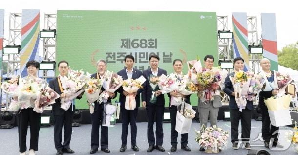 본문 이미지 - '전주시민의 날 기념식 및 전주시민대상·모범시민상 시상식'이 19일 덕진공원 단오행사 무대에서 개최됐다.(전주시 제공, 재판매 및 DB 금지)/뉴스1