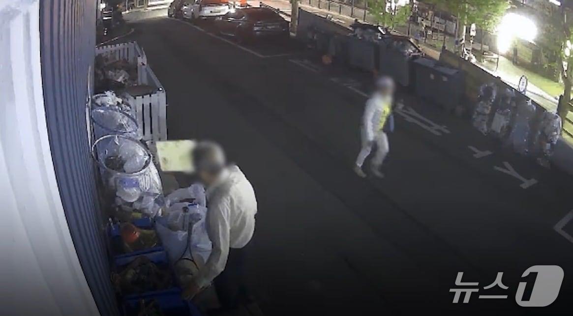 본문 이미지 - 지난 4월 12일 경남 거제시 옥포동의 한 아파트 폐기물 처리장에서 분리수거 정리를 하고 있는 경비원 A 씨.(경찰청 유튜브 갈무리. 재판매 및 DB금지)
