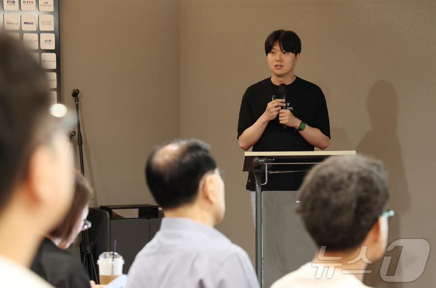 본문 이미지 - 강승록 모모그룹 이사가 19일 경기 성남시 분당구 판교스타트업캠퍼스에서 열린 '반려동물 산업 육성 협의회 제20회 IR(기업설명회) 데이'에서 고양이 신장병 연구 전문가 그룹인 그레이코트 리서치(Greycoat Research)를 중심으로 구축한 제품·데이터·AI 기반 서비스 전략을 소개하고 있다. 2026.6.19 ⓒ 뉴스1 김영운 기자