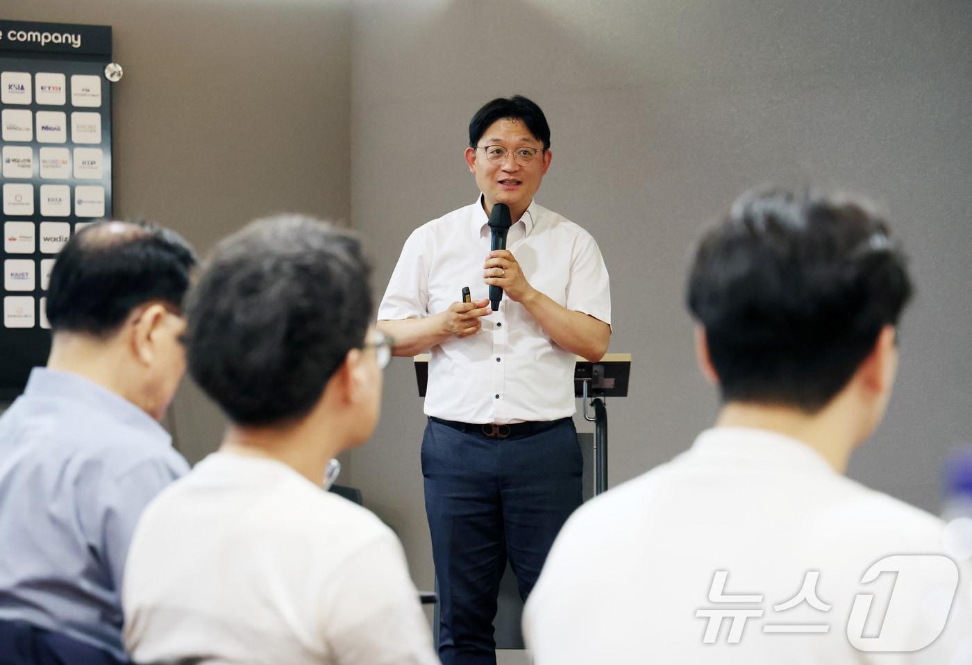 본문 이미지 - 박종환 노드큐어 대표가 19일 경기 성남시 분당구 판교스타트업캠퍼스에서 열린 '반려동물 산업 육성 협의회 제20회 IR(기업설명회) 데이'에서 반려동물 첨단 바이오 의약품을 설명하고 있다. 2026.6.19 ⓒ 뉴스1 김영운 기자