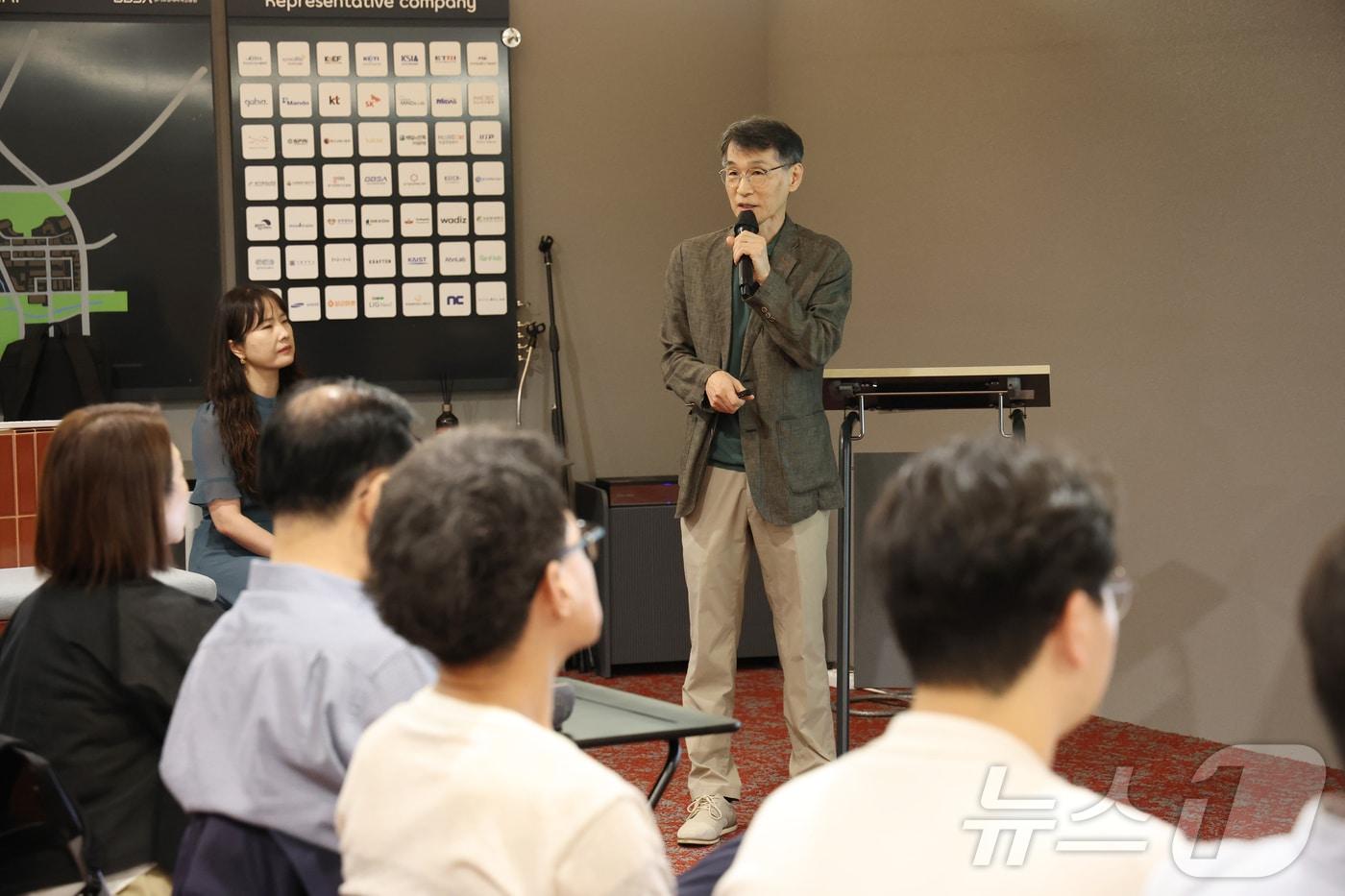 본문 이미지 - 이경호 오가노플로라 대표가 19일 경기 성남시 분당구 판교스타트업캠퍼스에서 열린 '반려동물 산업 육성 협의회 제20회 IR(기업설명회) 데이'에서 자체 히알루론산(HA) 가공 기술을 적용해 지속성을 높인 반려동물 관절 주사 의료기기 '히알점프(Hial-Jump)'를 소개하고 있다. 2026.6.19 ⓒ 뉴스1 김영운 기자
