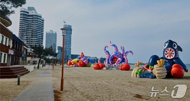 본문 이미지 - 낙산해수욕장 필립콜버트 전시안.(양양군 제공, 재판매 및 DB 금지) 2026.6.19/뉴스1
