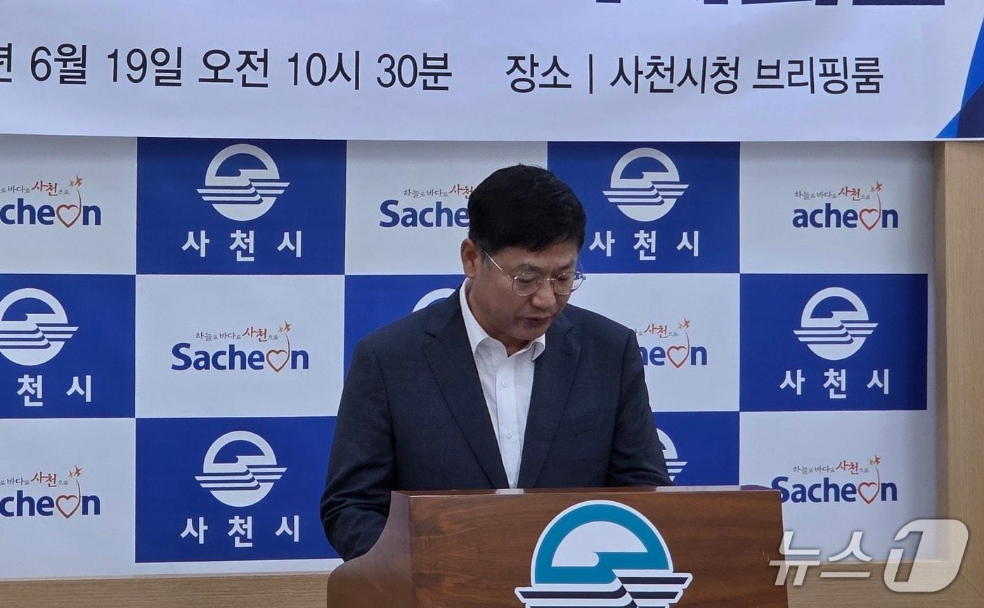 본문 이미지 - 최용석 사천시의원 당선인은 19일 사천시청 브리핑룸에서 기자회견을 열고 해양공공기관 유치를 촉구하고 있다(최용석 측 제공. 재판매 및 DB금지).