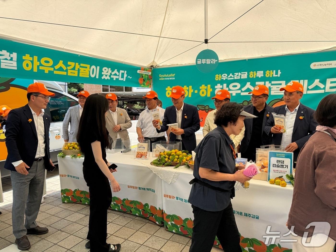 본문 이미지 - 18~19일 이틀간 서울 여의도 농협재단 앞마당에서 열린 '출동, 제주감귤!' 특별 판매행사.(제주농협 제공. 재판매 및 DB 금지)