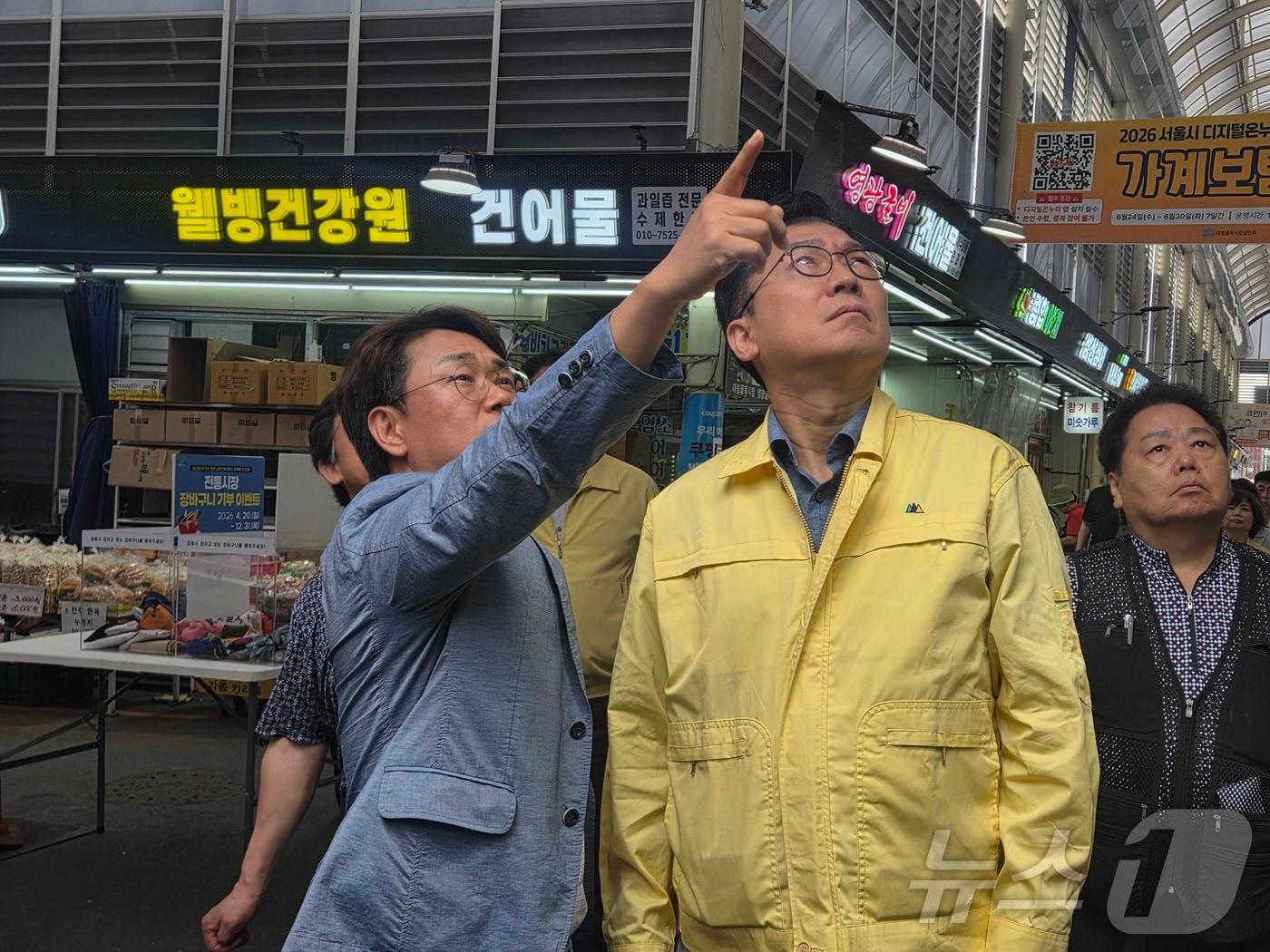 본문 이미지 - 이병권 중기부 2차관(오른쪽)이 19일 서울 은평구 대림골목시장을 방문해 여름철 풍수해 대비 현장 점검을 하고 있다. 2026.6.19 ⓒ 뉴스1 장시온 기자