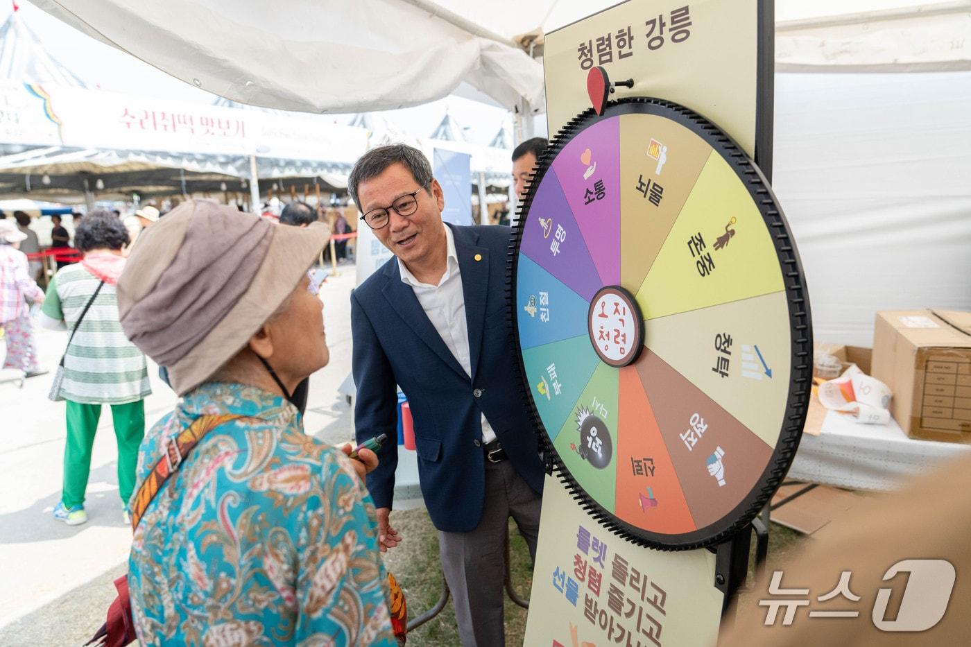 본문 이미지 - 강릉시의 2026 강릉단오제 '청렴 홍보부스'. (강릉시 제공,재판매 및 DB 금지) 2026.6.19/뉴스1