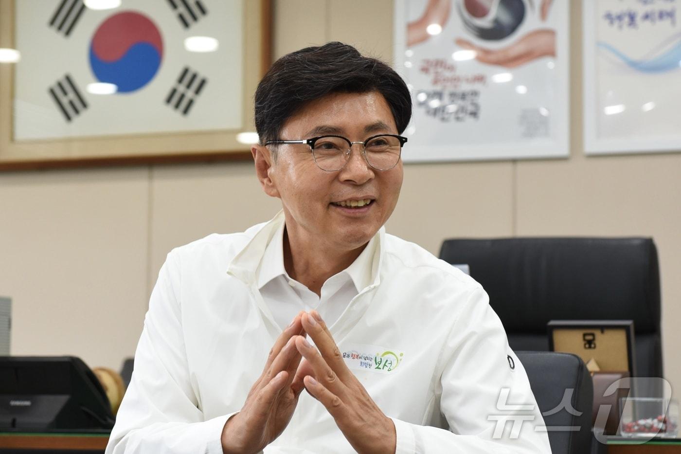 본문 이미지 - 김철우 보성군수가 19일 군청 집무실에서 뉴스1과 인터뷰를 진행하고 있다. ⓒ 뉴스1 김성준 기자