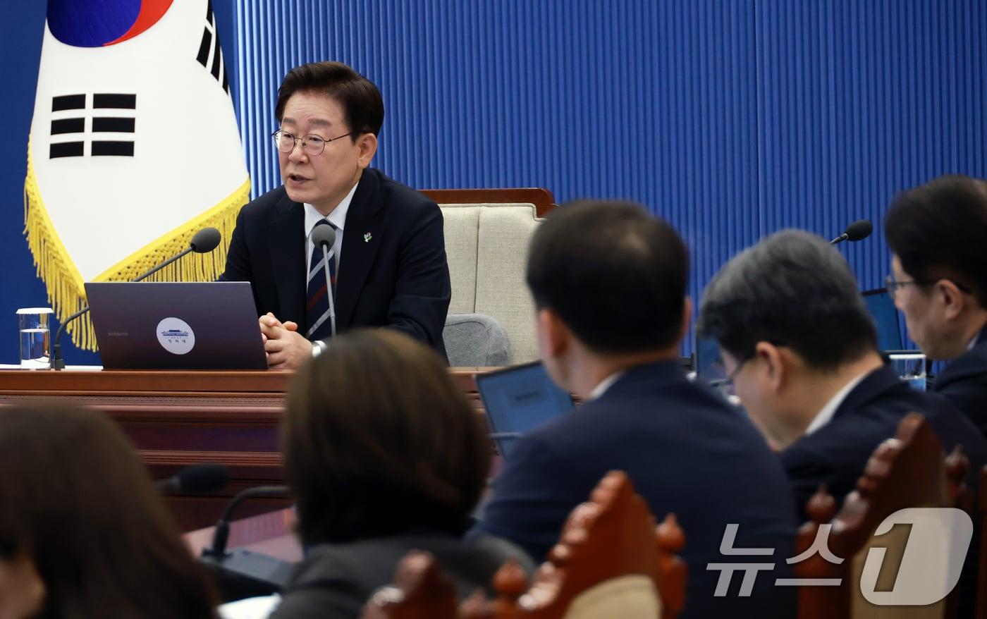 본문 이미지 - 이재명 대통령이 19일 청와대에서 열린 수석보좌관회의에서 발언하고 있다. (청와대통신사진기자단) 2026.6.19 ⓒ 뉴스1 이재명 기자