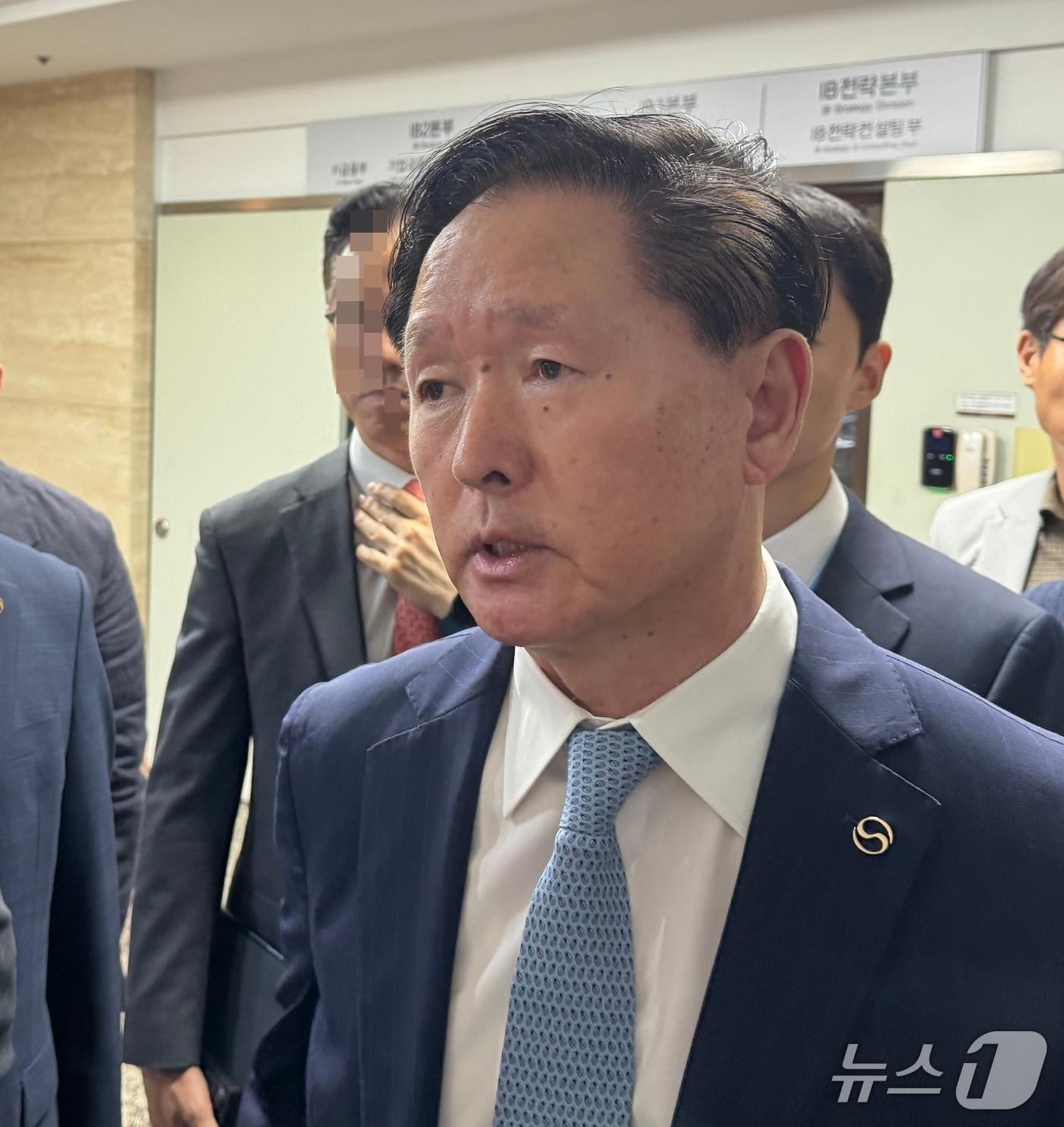 본문 이미지 - 우기홍 대한항공 부회장이 19일 서울 여의도 한국투자증권 본사에서 아시아나항공 합병 관련 주주 간담회가 끝난 뒤 취재진 질문에 답변하고 있다.2026.6.19/뉴스1