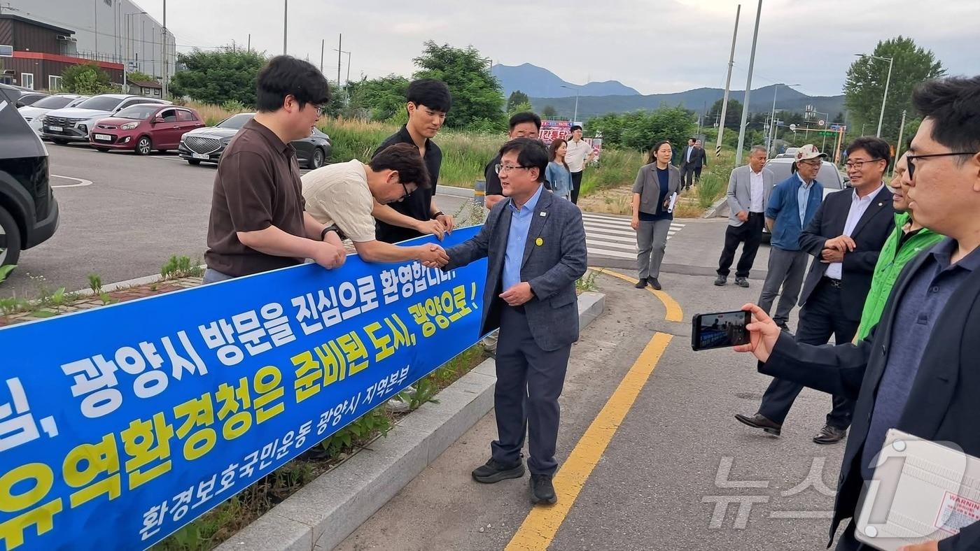 본문 이미지 - 김성환 기후에너지환경부 장관이 지난 17일 광양 배알도 수변공원을 방문해 주민들로부터 섬진강유역환경청 신설 건의를 청취하고 있다.  (광양시 제공. 재판매 및 DB금지) / 뉴스1 