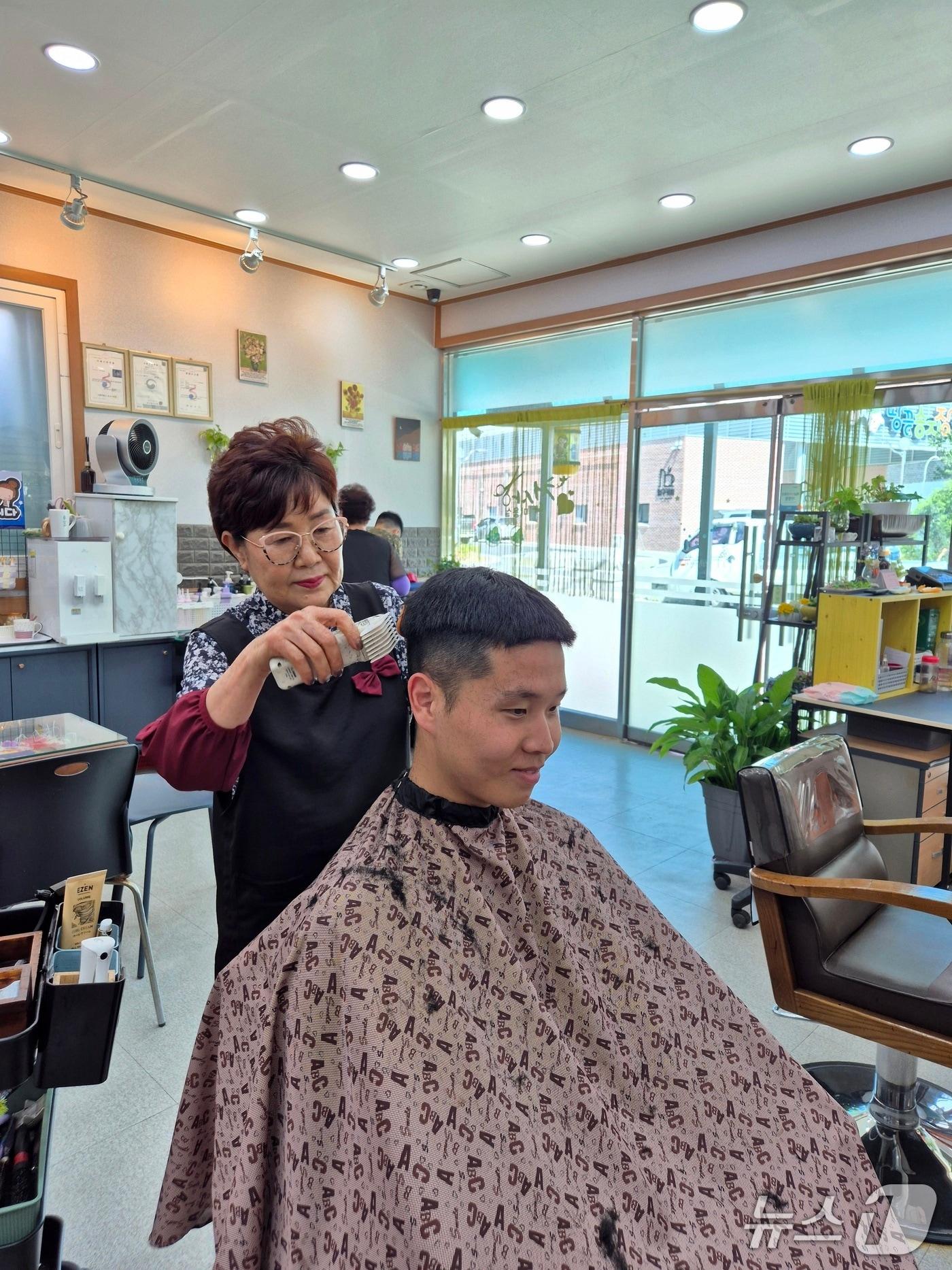 본문 이미지 - 31사단 횃불여단 해안소초 장병들이 전남 해남의 천사 미용실을 방문해 박선주 원장과 대화를 나누며 이발을 하고 있다.(31사단 제공. 재판매 및 DB 금지) 2026.6.19